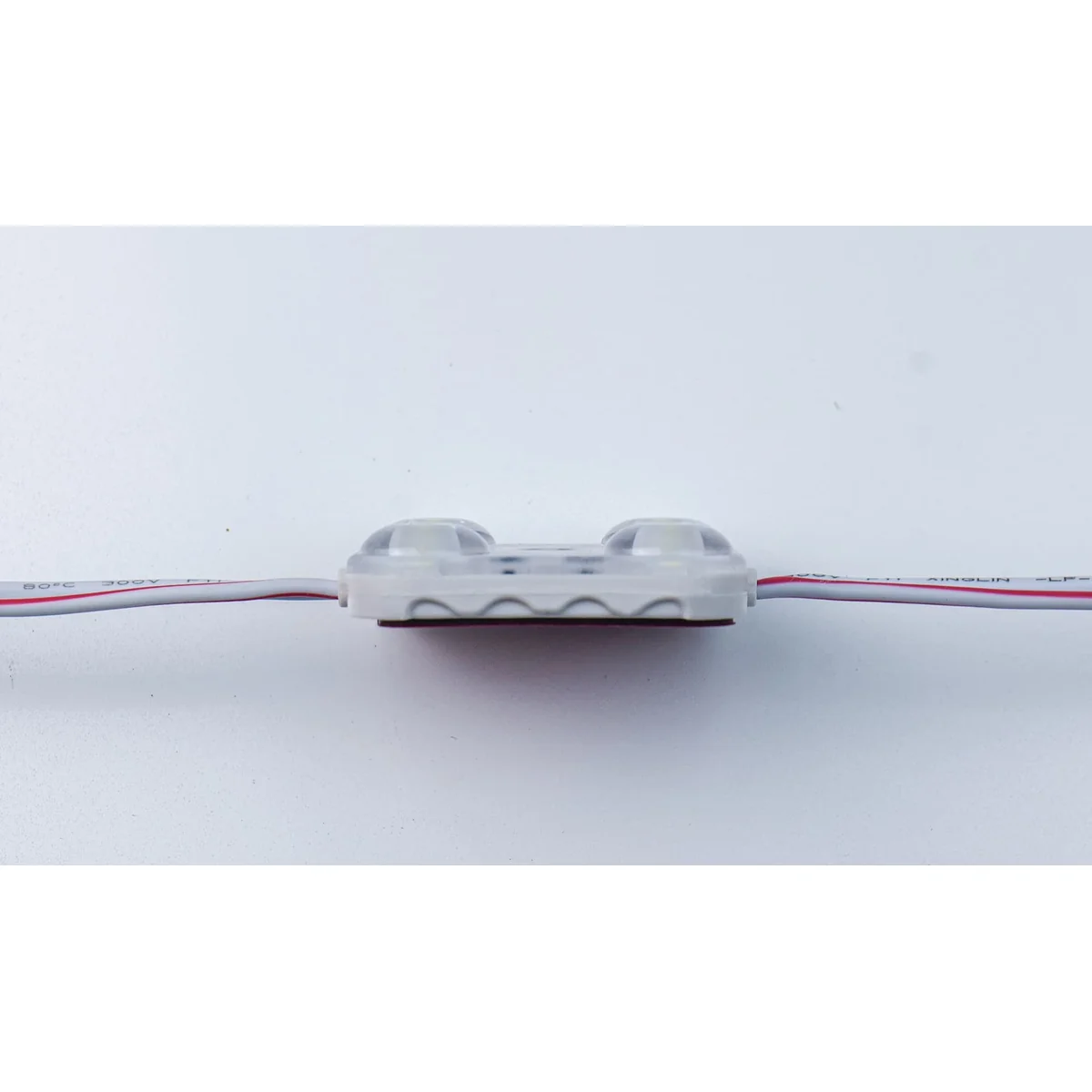 Vista lateral del módulo LED 12V 1,44W de 4 diodos, 170 lm/W e IP67, con perfil de carcasa y lentes de 175°