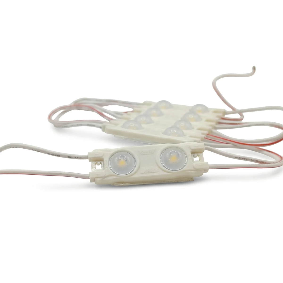 Detalle de las dos ópticas 160° del módulo LED 0,72W Primer plano del módulo LED 12V 0,72W IP67 con dos diodos y lentes ópticas de apertura 160°