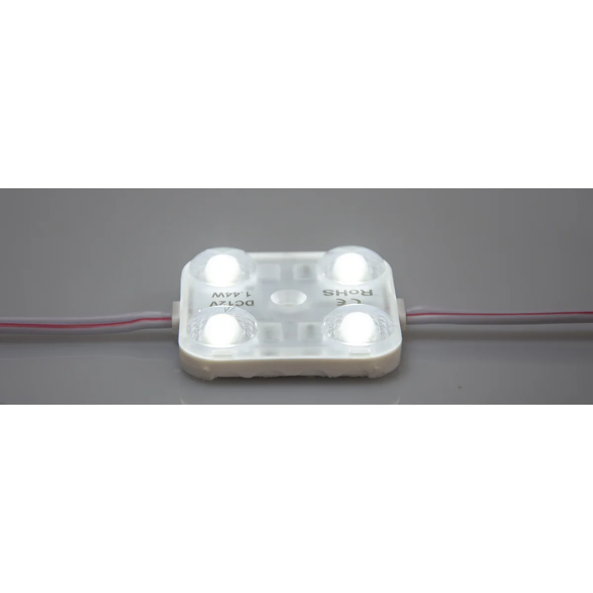 Módulo LED 12V 1,44W de 4 diodos encendido en blanco frío, con lentes de 175°, 170 lm/W e IP67 para cajas de luz