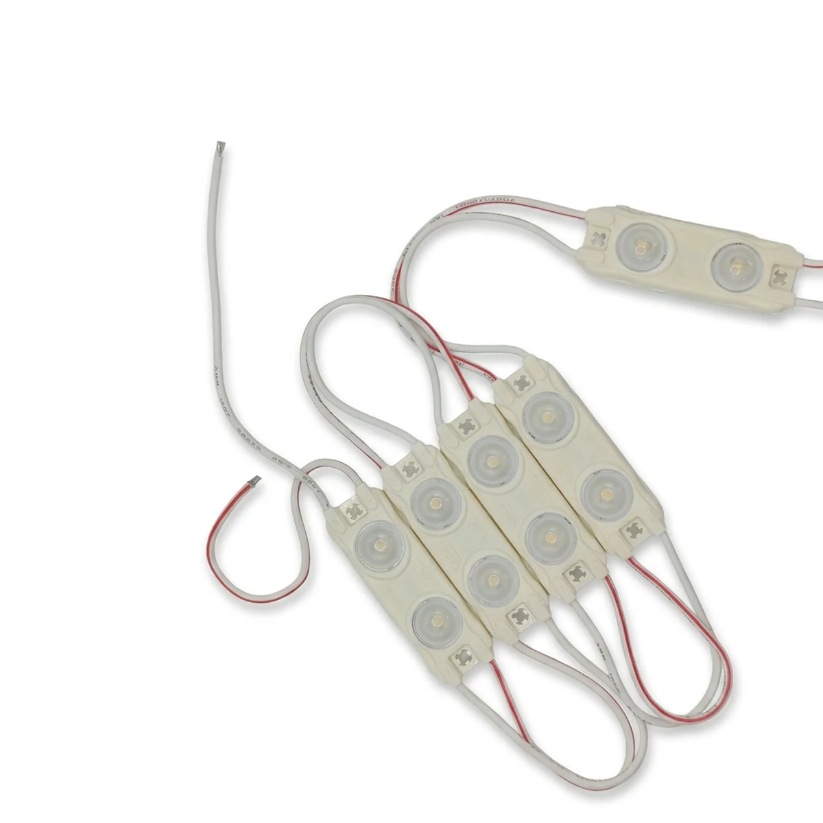 Cadena flexible de módulos LED 12V 0,72W IP67 Cadena flexible de módulos LED 12V 0,72W de 2 diodos con cableado rojo y blanco sobre fondo blanco
