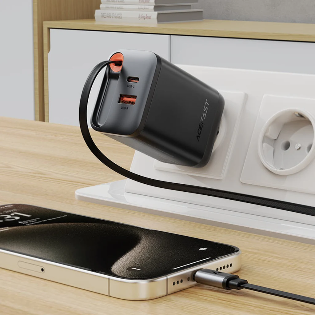 Design et connectivité du chargeur rétractable GaN 67W Acefast A111 Vue d’ensemble du chargeur GaN 67W Acefast A111 avec câble USB-C rétractable et connexions de charge rapide