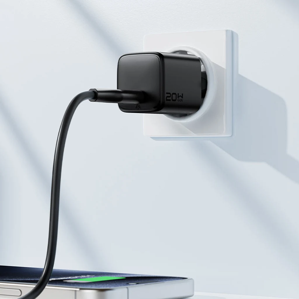 Chargeur Acefast A117 20W branché au mur en train de recharger un smartphone en USB-C