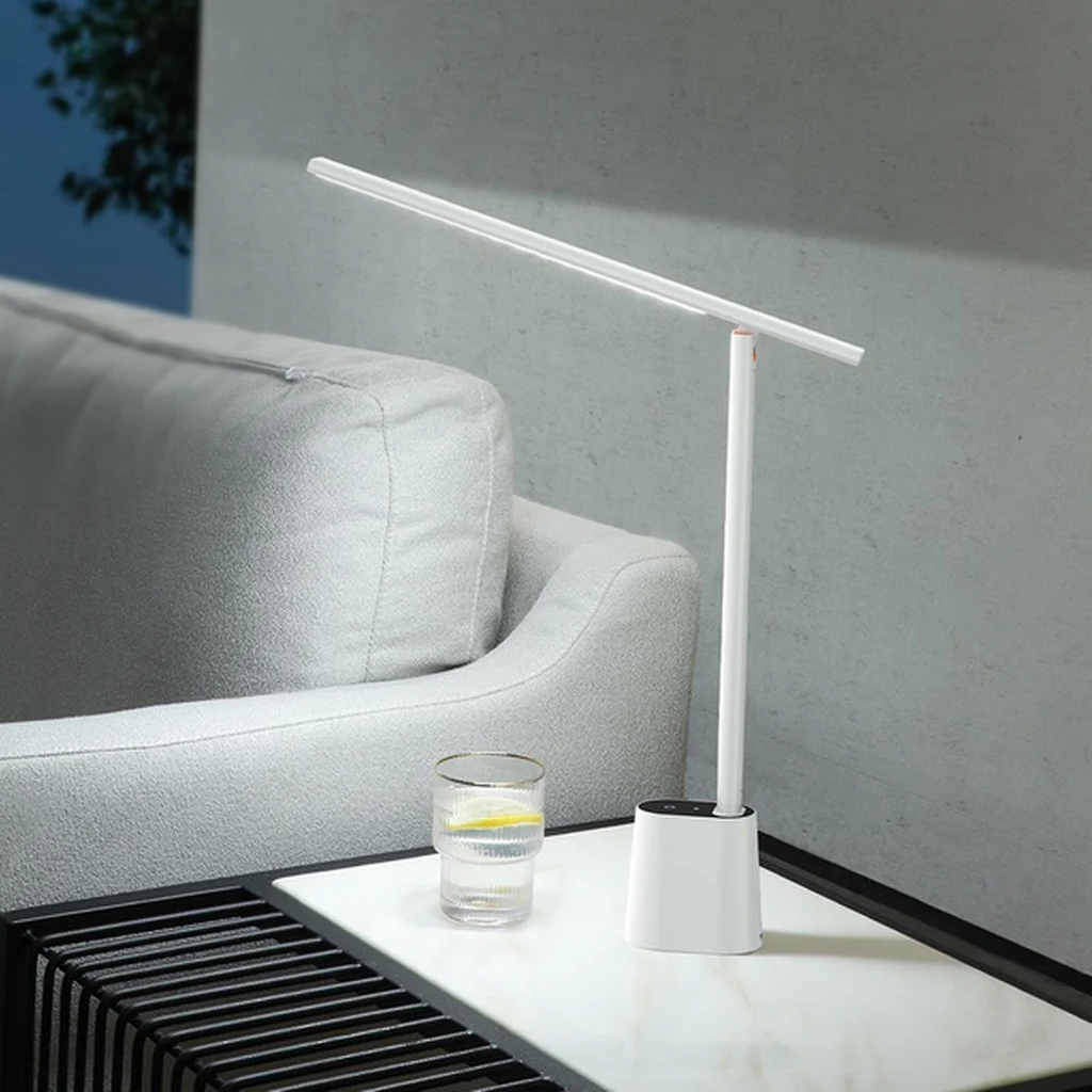 Lámpara Baseus Smart Eye blanca sobre una mesa auxiliar de salón junto a un sofá