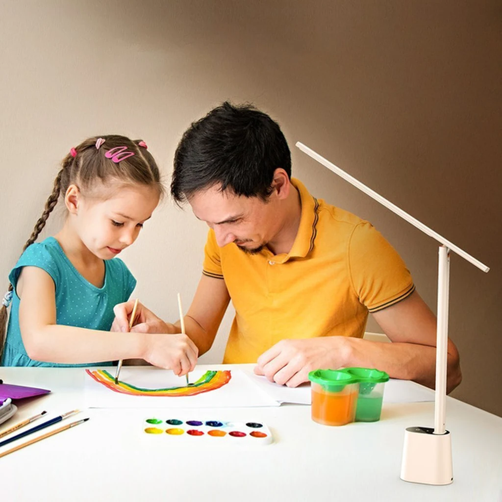Padre e hija pintando bajo la luz de la lámpara Baseus Smart Eye blanca en la mesa de estudio