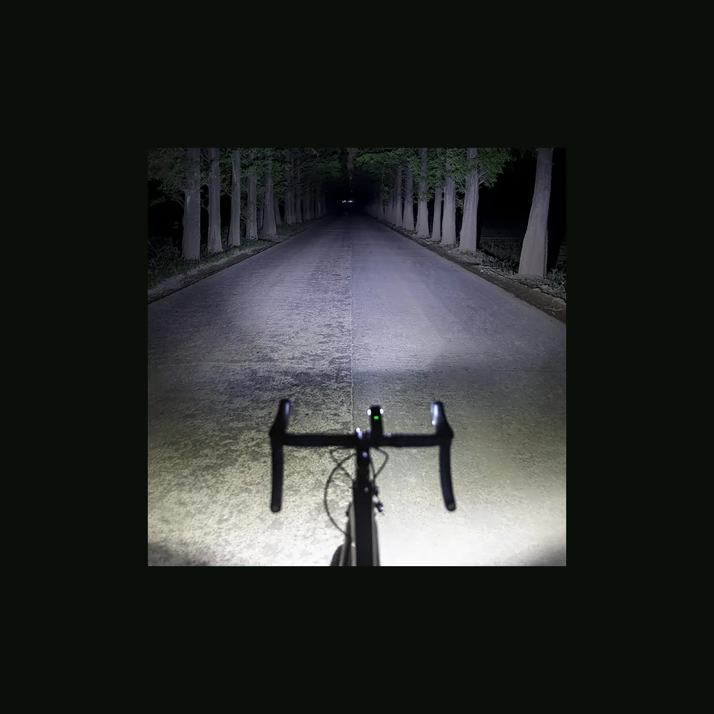 Haz de luz de la ROCKBROS RHL1000 iluminando una carretera oscura de noche