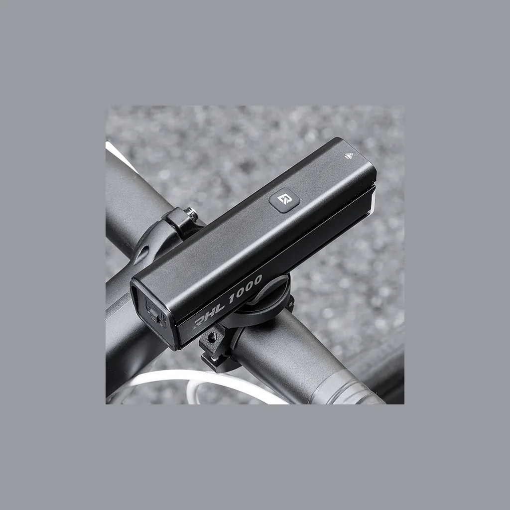 Luz ROCKBROS RHL1000 fijada al manillar de una bicicleta de carretera, primer plano