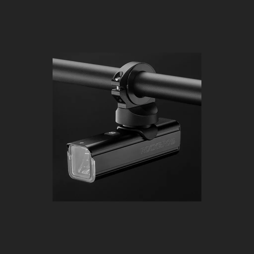 Luz delantera ROCKBROS RHL1000 con su soporte de manillar sobre fondo negro de estudio